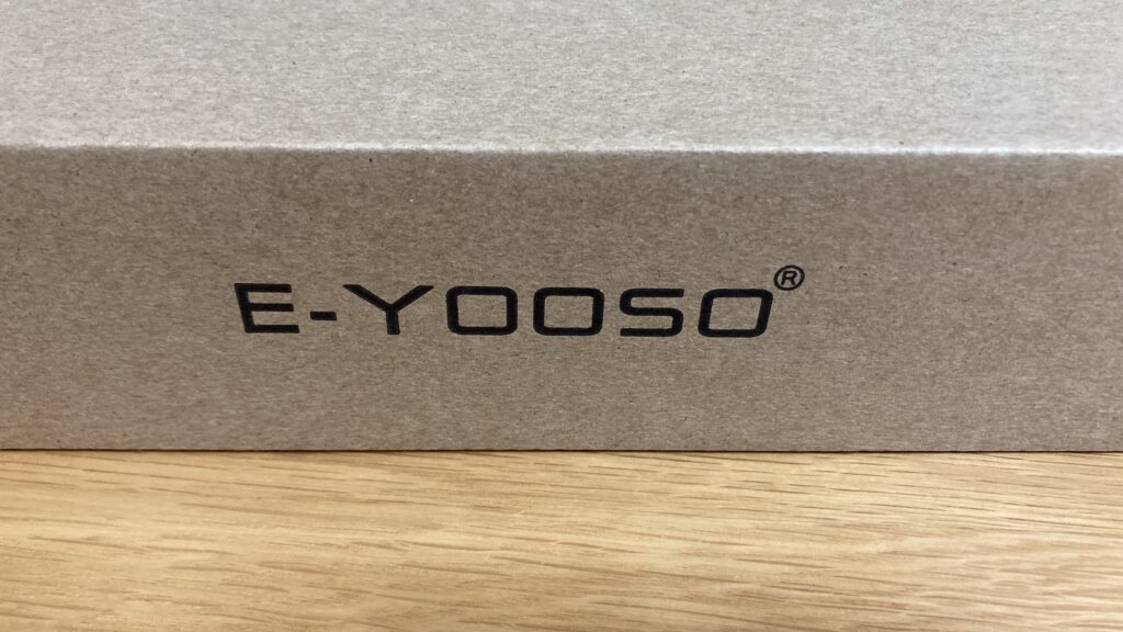 e元素ゲーミングキーボードの外箱に記載されている「E-YOOSO」の文字