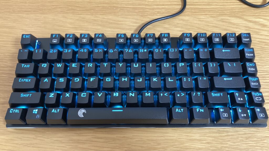 青色のLEDでライトアップされたe元素ゲーミングキーボード