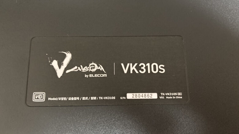 VK310Sの裏面に記載された「V Custom」のロゴと型番